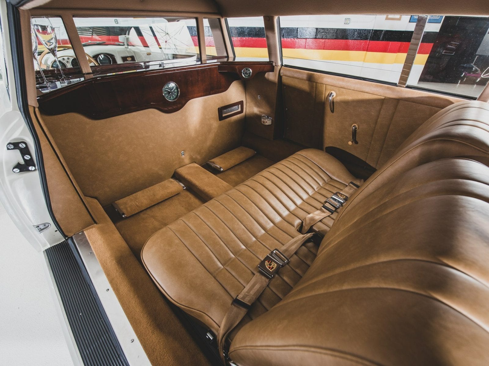 furgon-i-limuzin-porsche-356-iz-kollekcii-taj-ma-garage-ujdut-s-molotka-v-sentyabre-2019